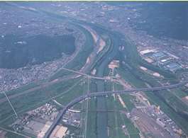 堺市に大きな川が流れている様子を上空から撮った写真
