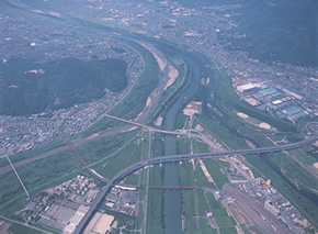 街並みに大きな川が流れている様子を上空から撮った写真