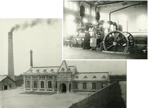 建物の横に巨大な煙突が建ち煙が出ている様子と、室内にポンプの装置が置かれている様子を撮った2枚の白黒写真
