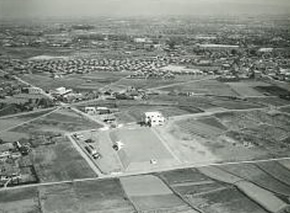 風景写真の中央に陶器配水場の建物が建っている白黒写真