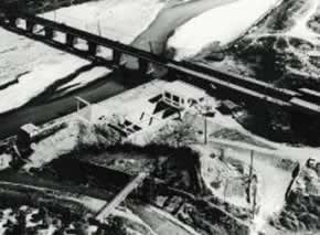 川沿いに建てられた浅香山取水場を上空から撮った白黒写真