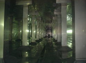 薄暗く柱がいくつも建ち並んでいる岩室配水場の内部写真