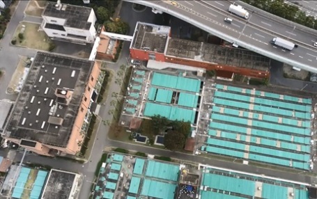 道路橋が通っている隣に、建物や設備が並んでいる石津水再生センターを上空から撮った写真