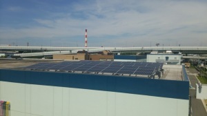 建物の屋上に設置された太陽光パネルが並んでいる写真