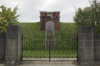 鉄製の柵のような門の奥にレンガ造りの大きな門が見える旧天王貯水池の写真