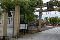 手前にグレーっぽい色の鳥居があり石畳の通路が奥の本殿まで続いている方違神社の写真