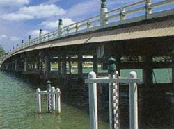 川に渡っている橋のそばに2つの測定柱が設置されている写真
