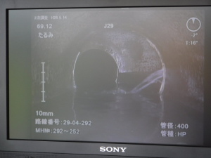 テレビカメラ車で撮影された下水管の中の映像を写したモニターの写真