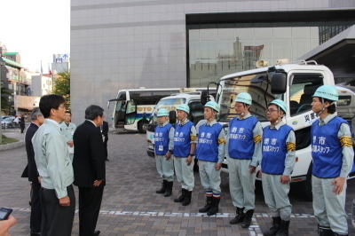 水道局職員6名が給水タンク車の前に並び、市長からの激励を受けている様子の写真