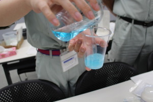 吸水性ポリマーの入ったコップに水をいれている写真