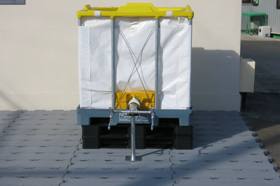 白いボックスに黄色い蓋が付いていて、給水口が付いている簡易給水タンクの写真