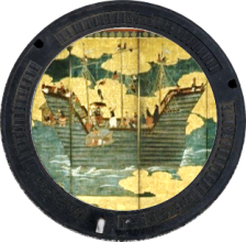 南蛮船の乗船している人が描かれた屏風のデザインのマンホール蓋の写真