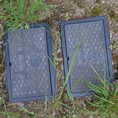 長方形で黒い蓋が2つ並んでいる、水道メーターボックス外観の写真