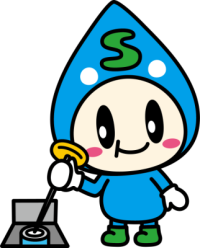堺市上下水道局のマスコットキャラクターのすいちゃんが水道管で器具を使って作業をしようとしているイラスト